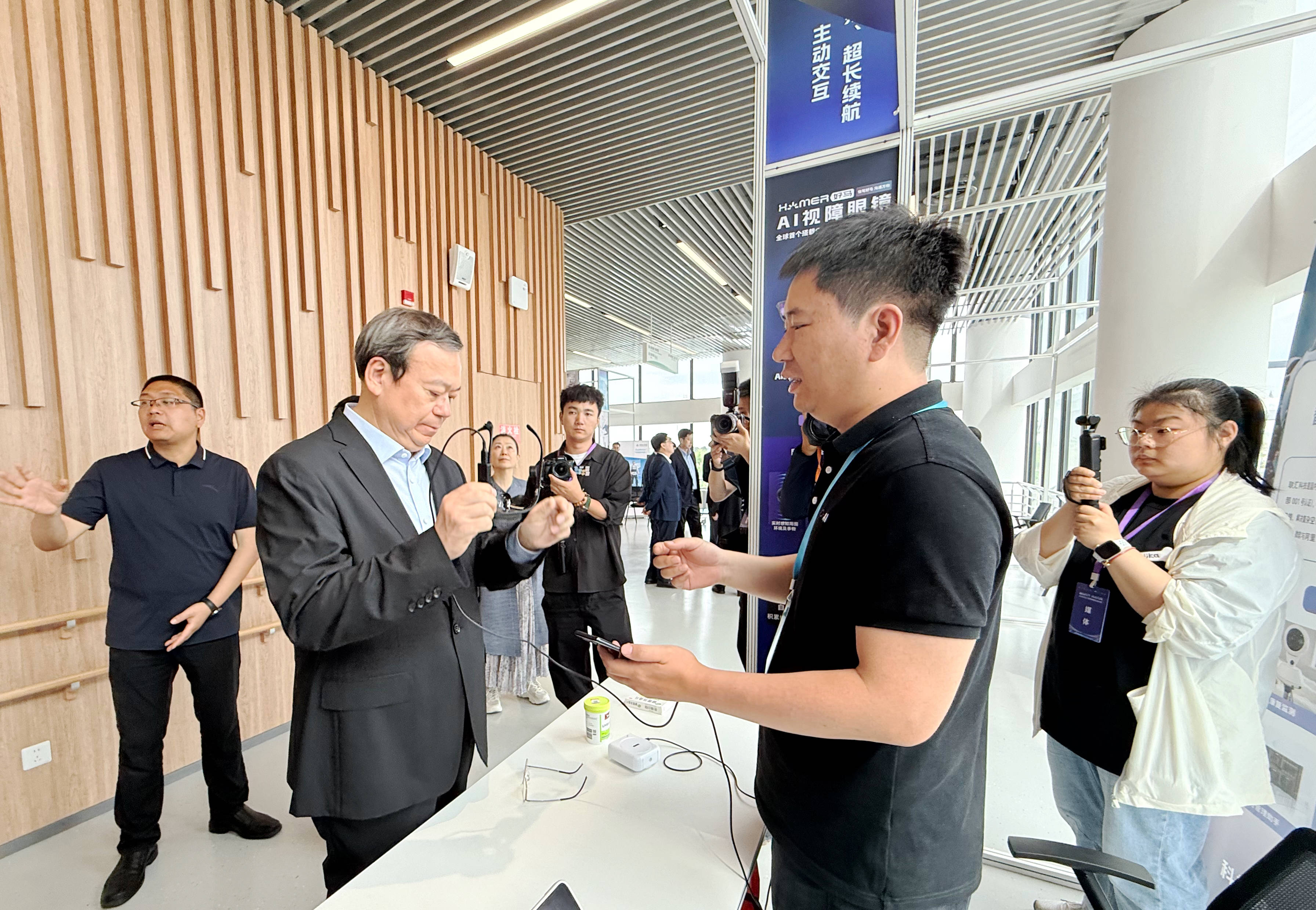 亮相2025长三角残健融合运动会开启“视界”新篇瓦力棋牌游戏联汇科技Homer好马AI视障眼镜(图2)